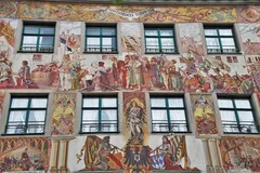 152